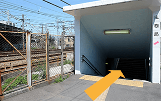 子安駅改札口を出て、右手の地下通路に入ります。