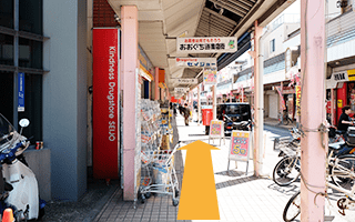 横浜銀行を通過し、大口通商店街に入ります。